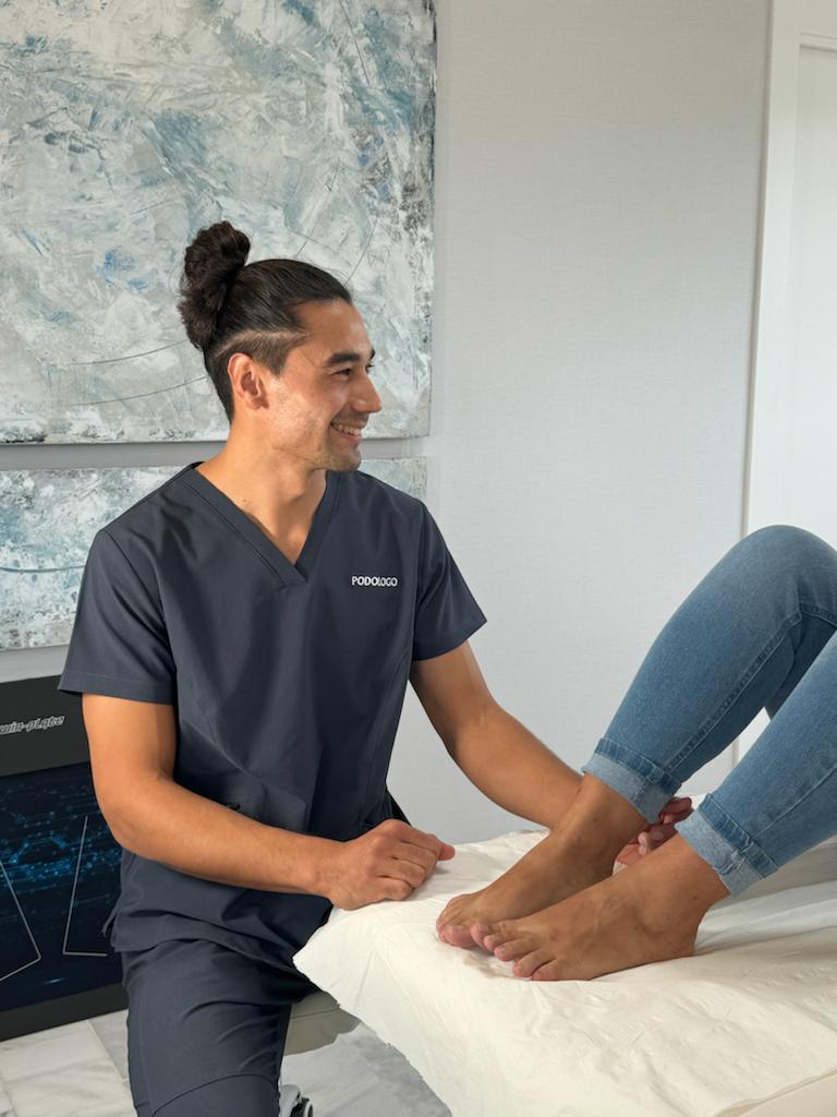 Daniel Lussing, podólogo profesional tratando paciente